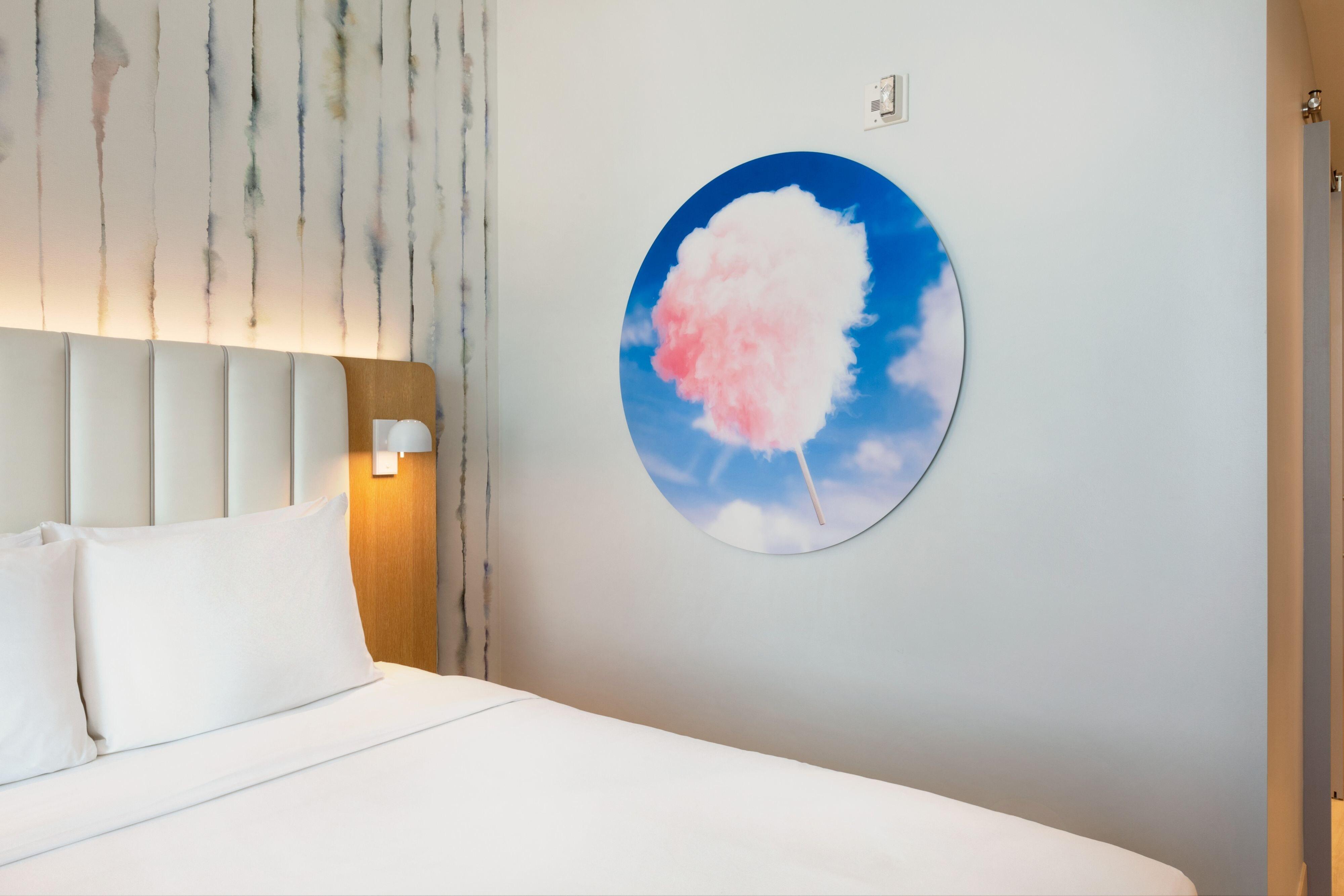 The Viv Hotel, Anaheim, A Tribute Portfolio Hotel Dış mekan fotoğraf Artwork by artist, Mark Fox, in the rooms of the hotel