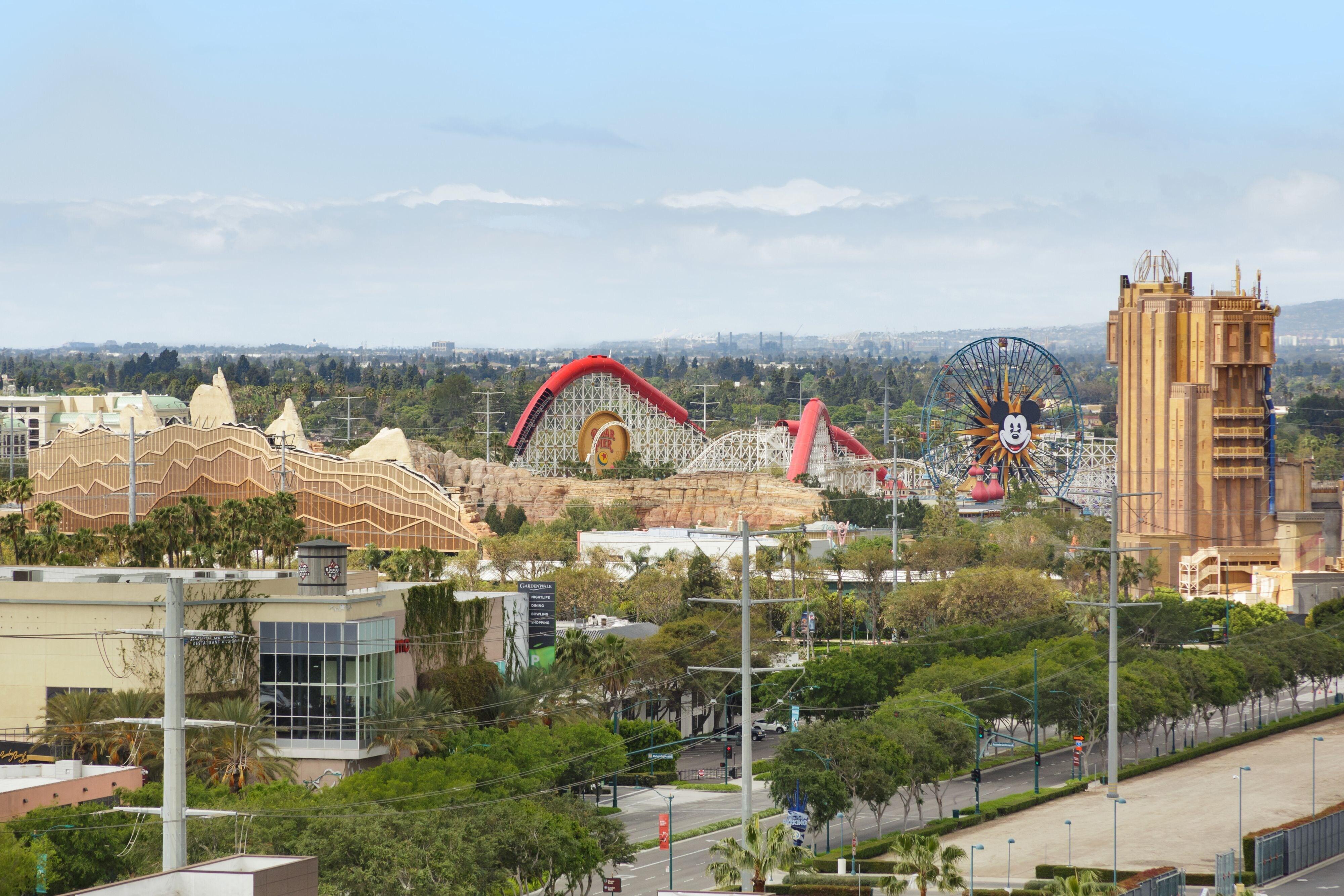 The Viv Hotel, Anaheim, A Tribute Portfolio Hotel Dış mekan fotoğraf The park's layout, as seen from the Buena Park Marriott Hotel